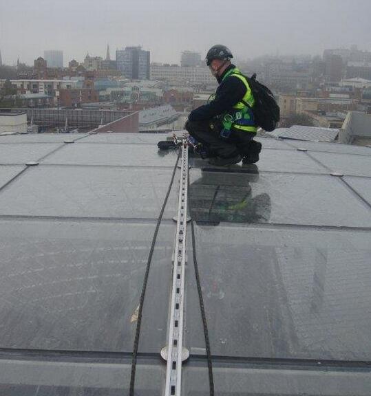 玻璃屋顶加固作业防坠器的应用